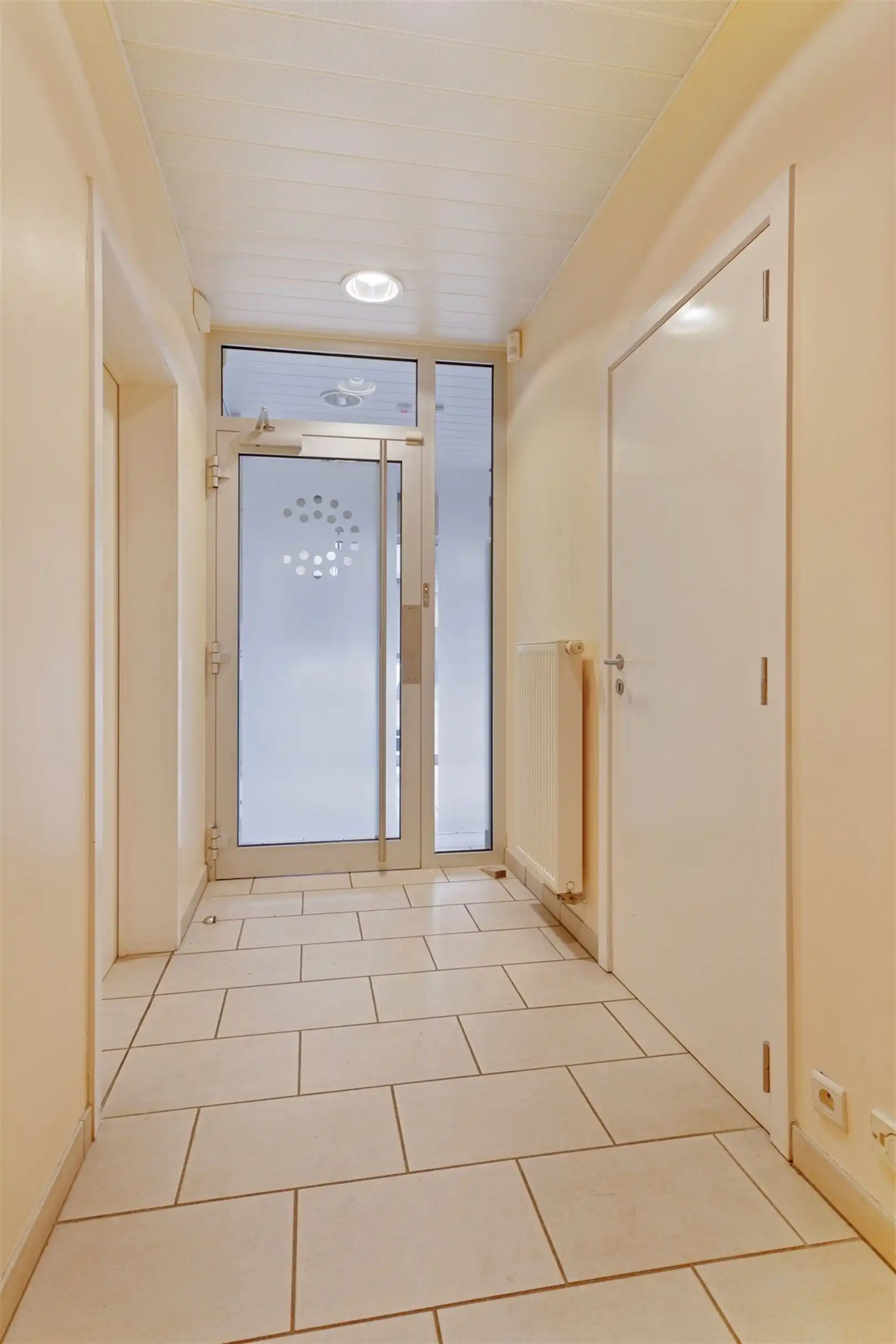 Voormalig bankkantoor met wachtruimte, loket, 3 burelen, polyvalente ruimte en een bergruimte foto 6