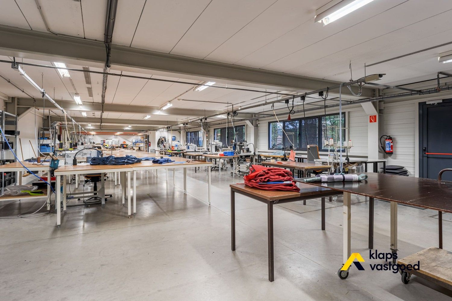 Knappe industriële hal op het bedrijventerrein van Rotem foto 11