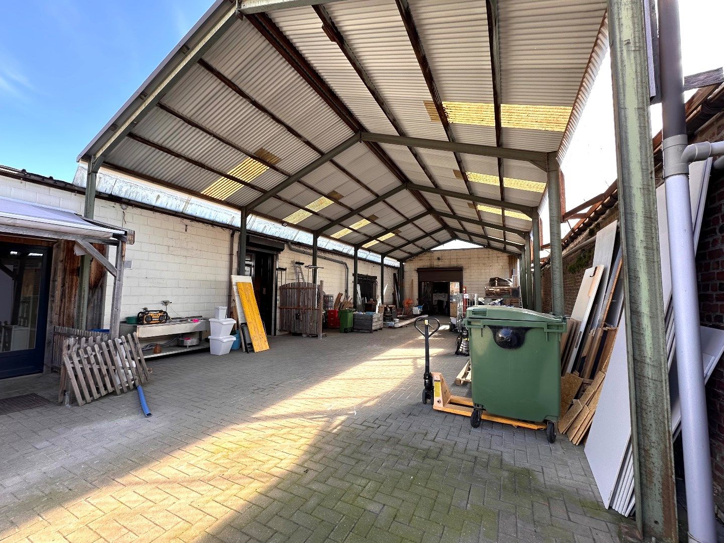 Ruim handelspand met magazijnen, loods, bureelruimte en tuin foto 3
