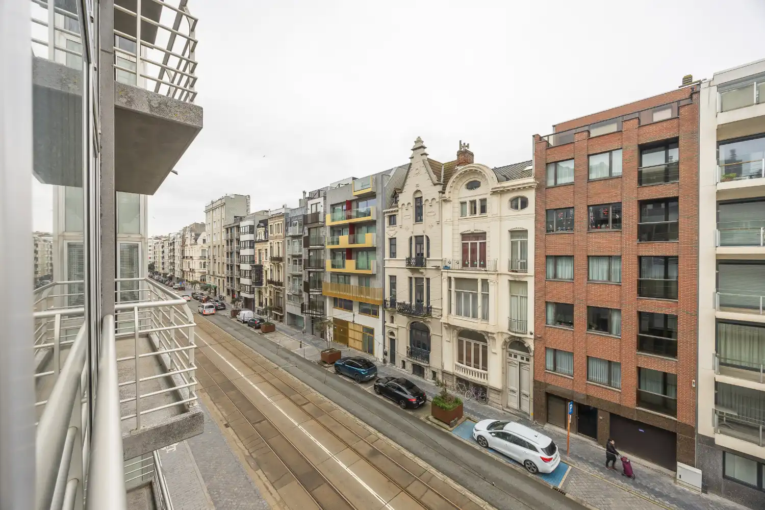 Gemeubelde studio te huur op steenworp van het strand foto 9