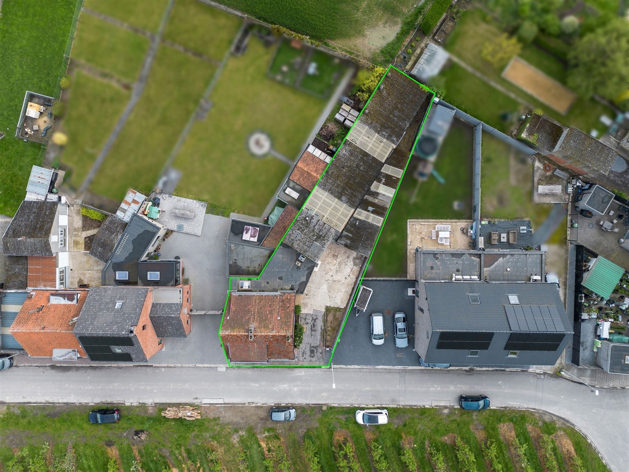 OP TE FRISSEN GEZINSWONING MET GARAGE EN STALLEN VAN MEER DAN 200M² OP EEN TOPLOCATIE IN ZEPPEREN foto 2