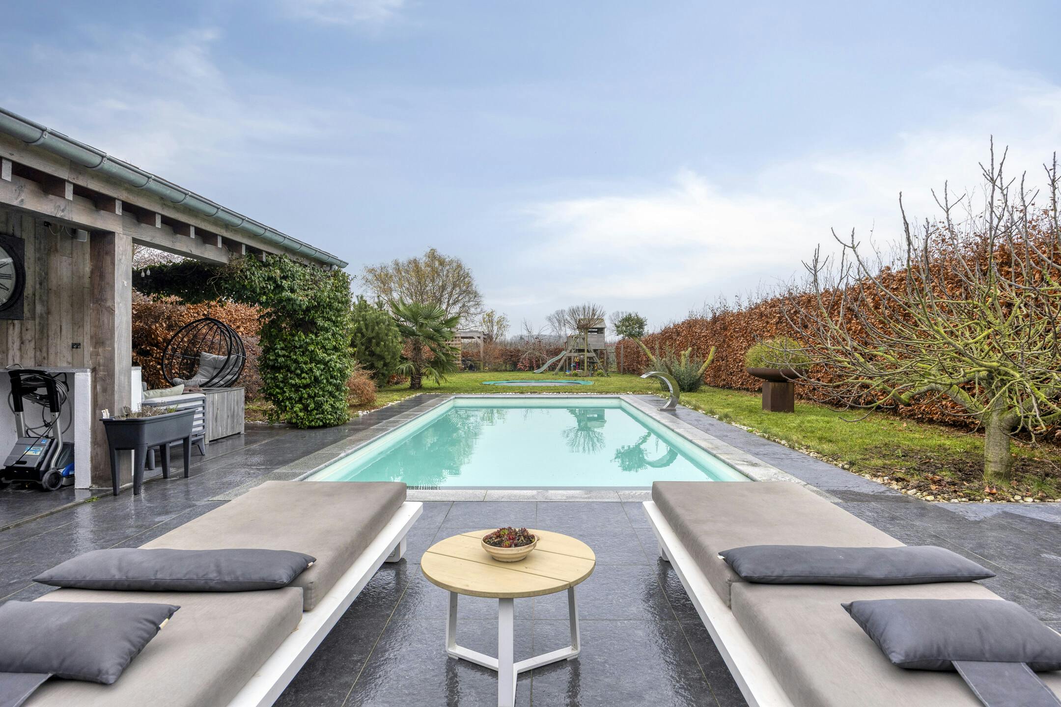 Gerenoveerd vrijstaand huis met zwembad, poolhouse en tuin foto 21