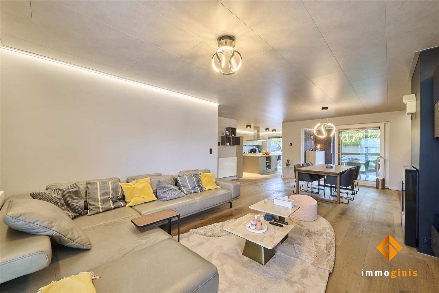 Recente, moderne woning met 3 à 4 slaapkamers en zwembad op perceel van 5a01ca, in een doodlopende straat. foto 2
