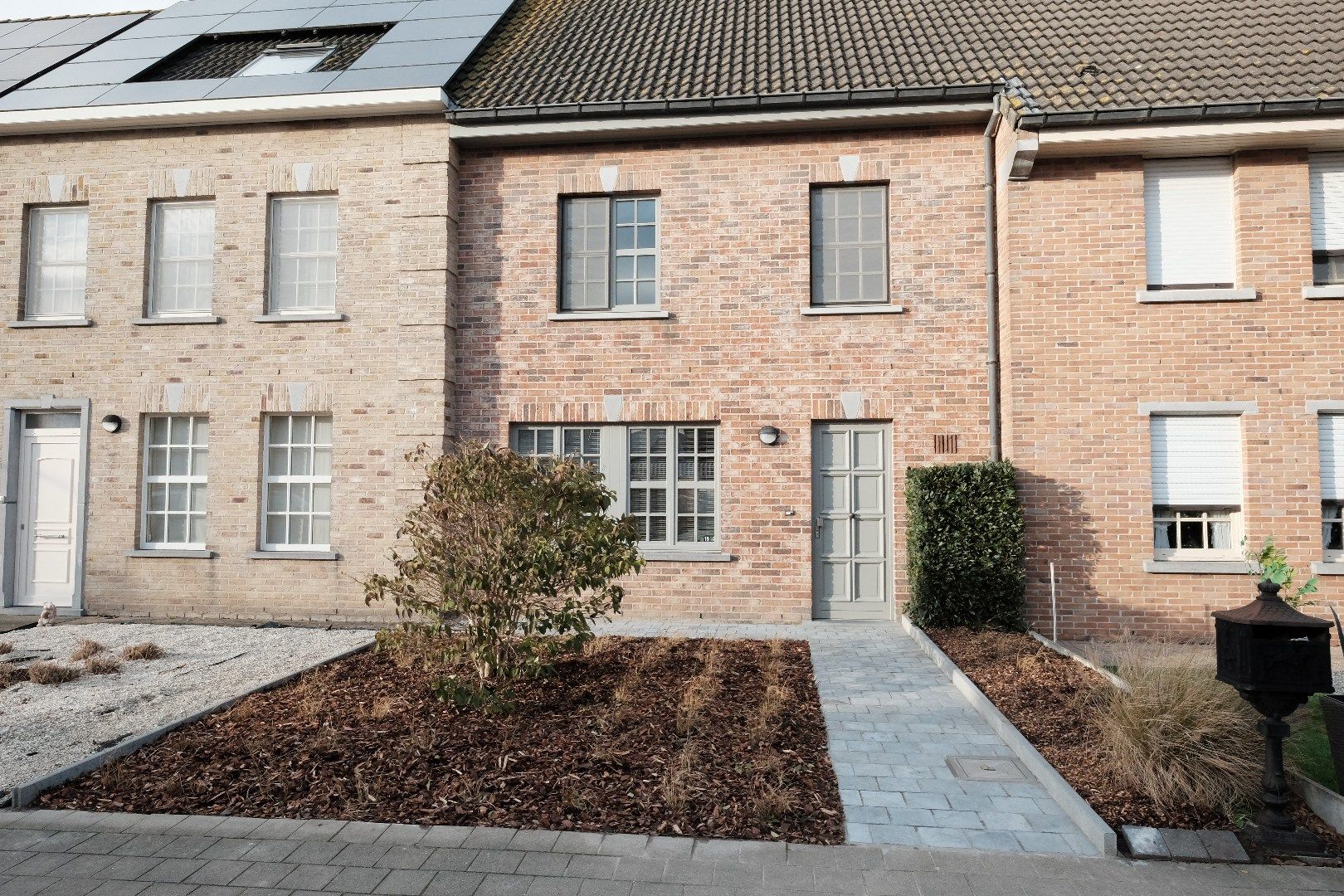 Vernieuwde rijwoning met tuin en grote garage foto {{pictureIndex}}