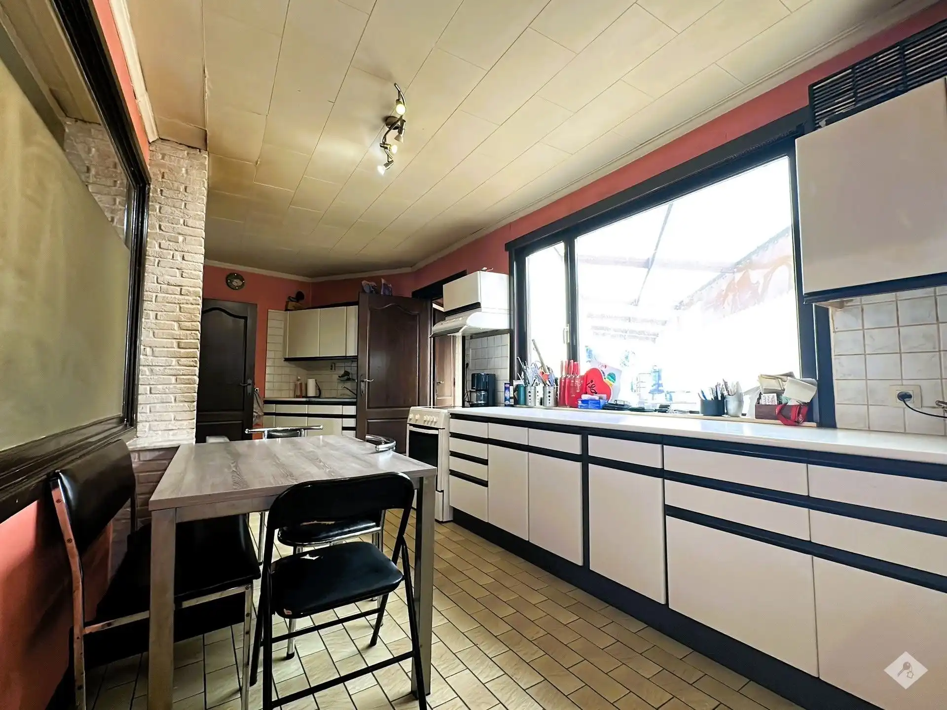 Ruime woning met drie slaapkamers, garage en grote tuin foto 7
