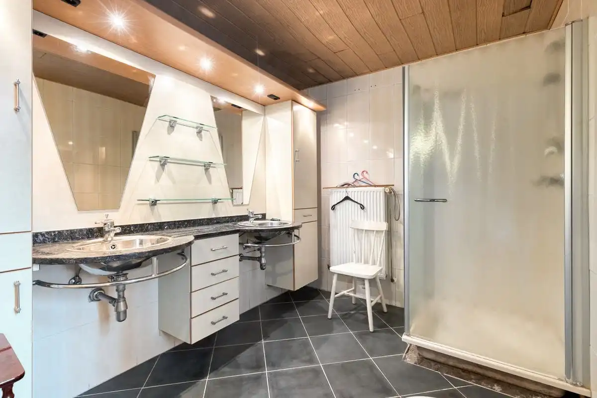 Polyvalente woning te Oudenburg met grote parking foto 11