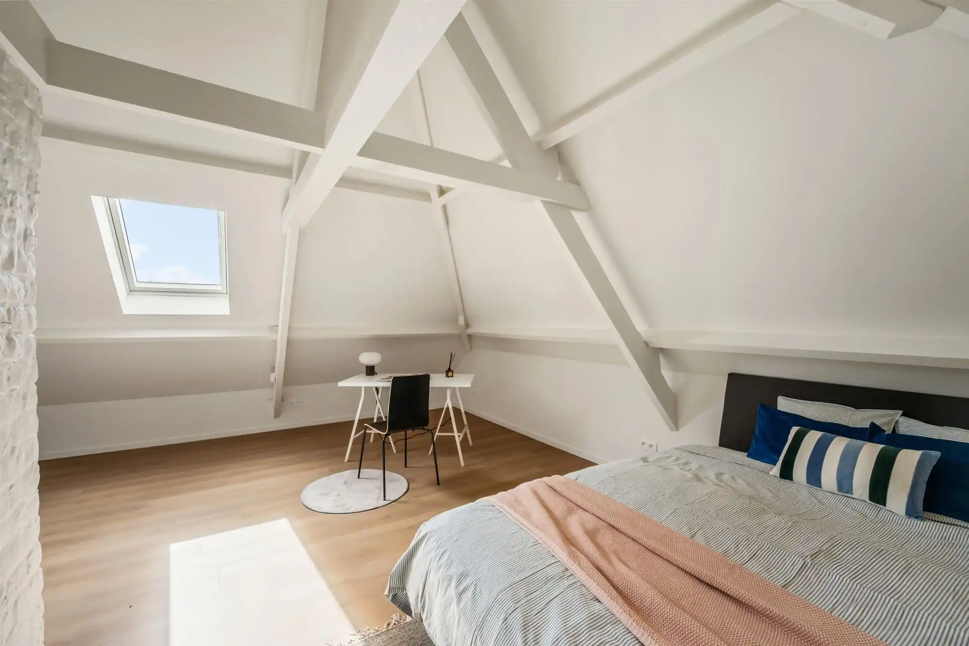 Kwalitatief gerenoveerde woning met 3 slk en leuk terras! foto 19
