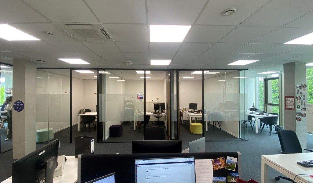 Gemeubelde kantoorruimte te huur in D-One te Kortrijk foto 4