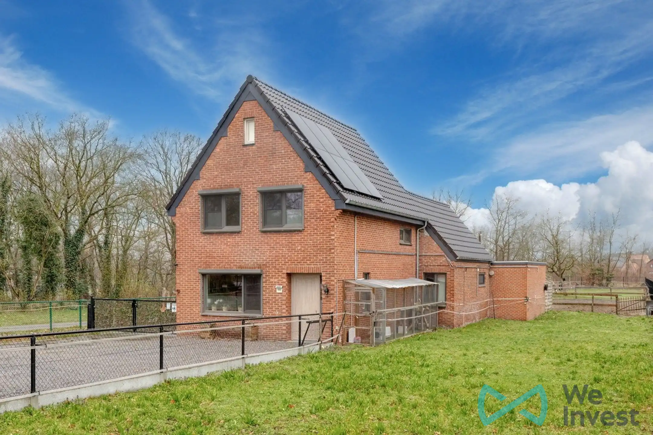 Vernieuwde woning met weiland en mogelijke praktijkruimte foto {{pictureIndex}}