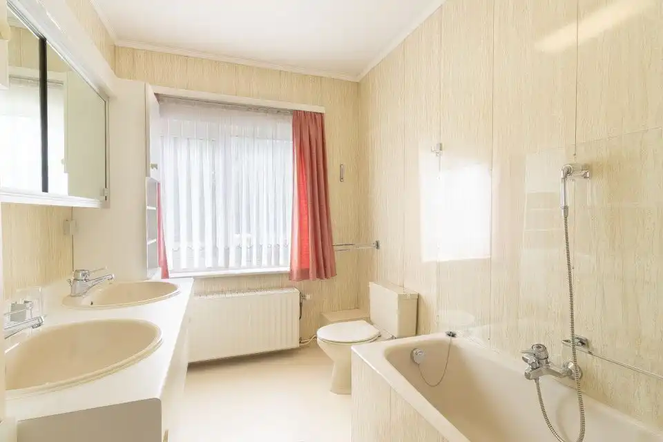 Halfopen gezinswoning met grote tuin in groene omgeving foto 9