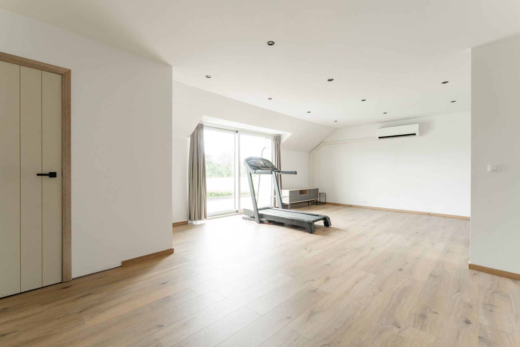 Ruime gerenoveerde woning met zwembad  foto 27