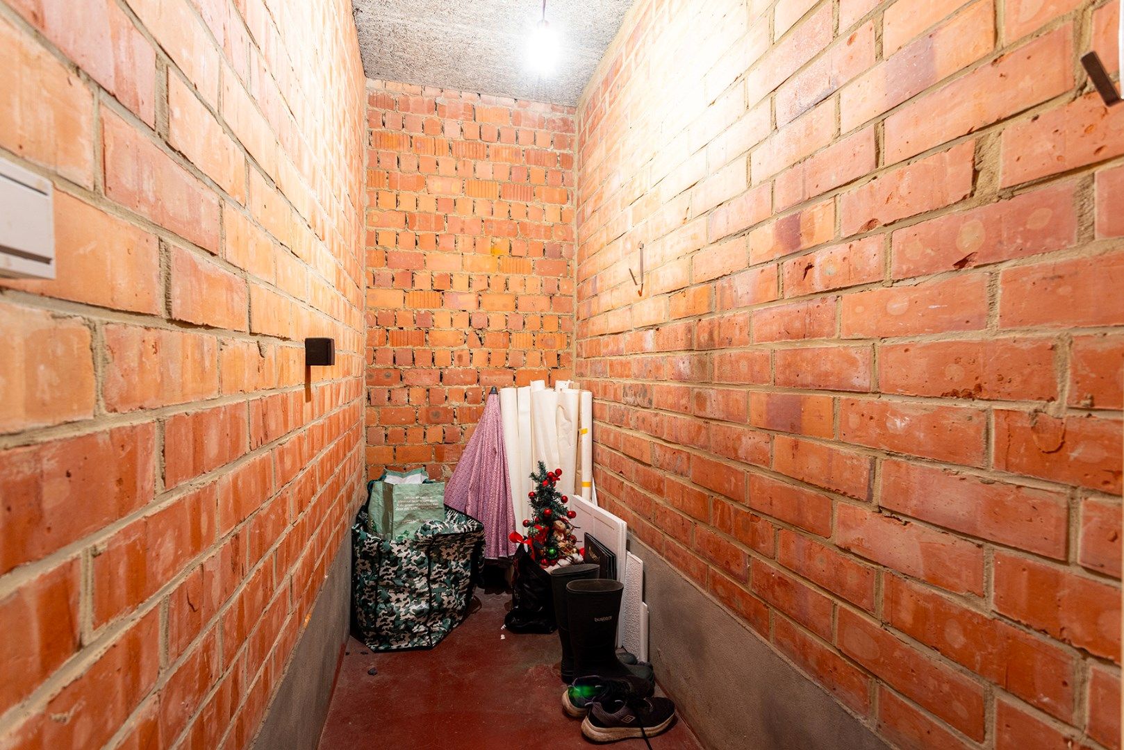 Gerenoveerd 2-slaapkamer appartement met garagebox en oprit! foto 11