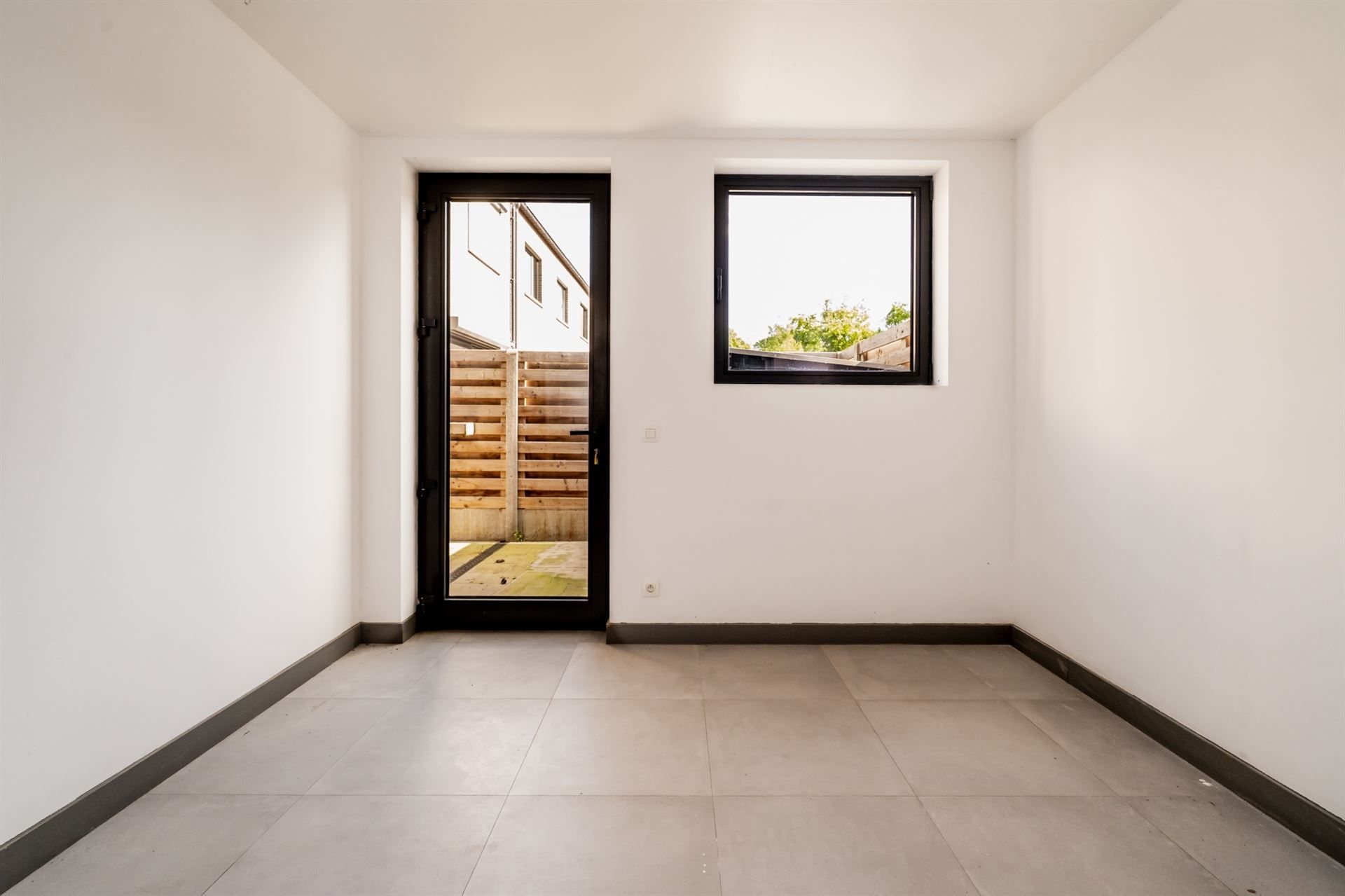 Moderne gezinswoning met garage en tuin. foto 20