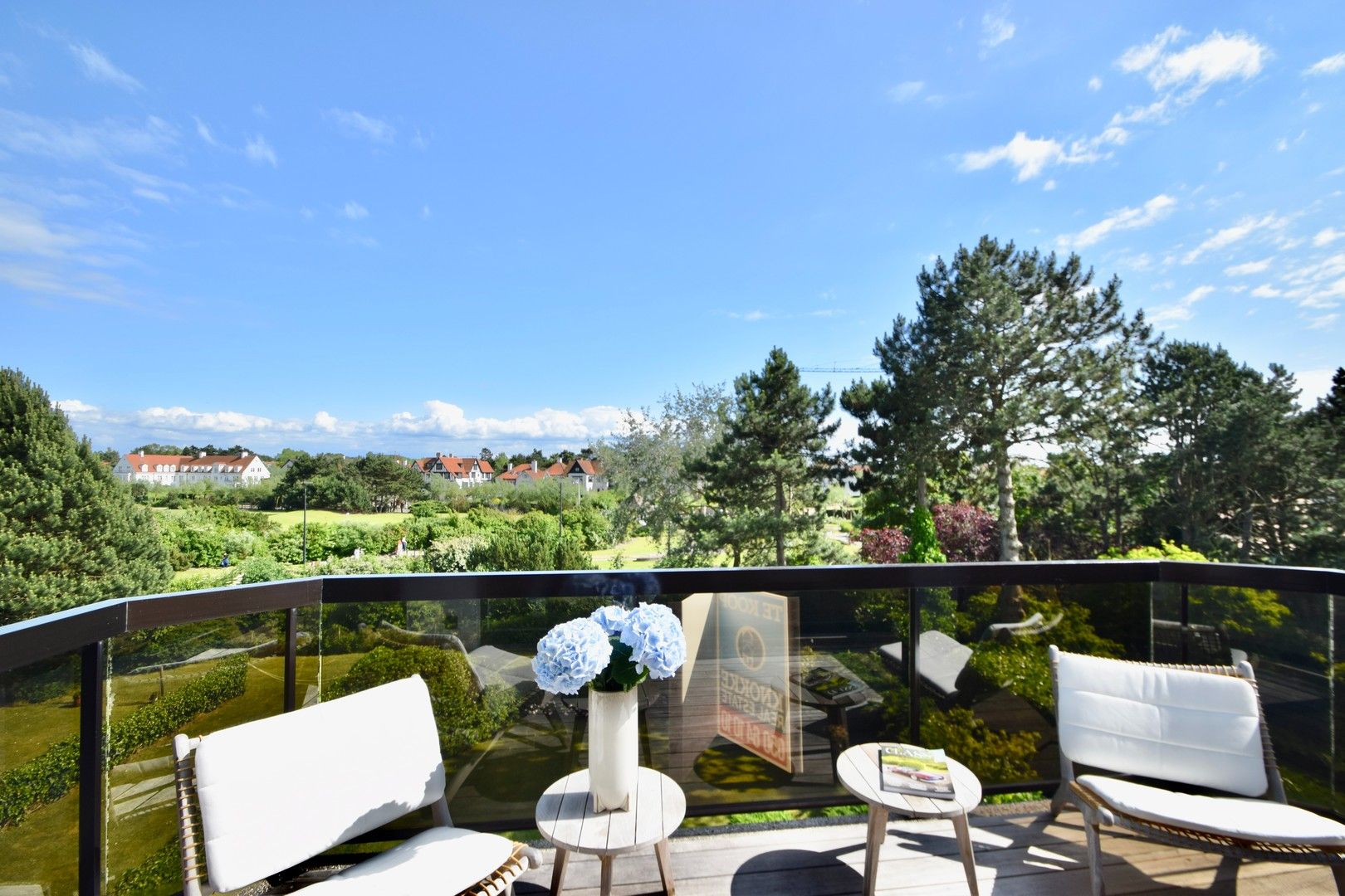 Prachtig gerenoveerd hoekappartement van 164 m2 met fantastisch open zicht op de Approach Golf in het Zoute. foto 12