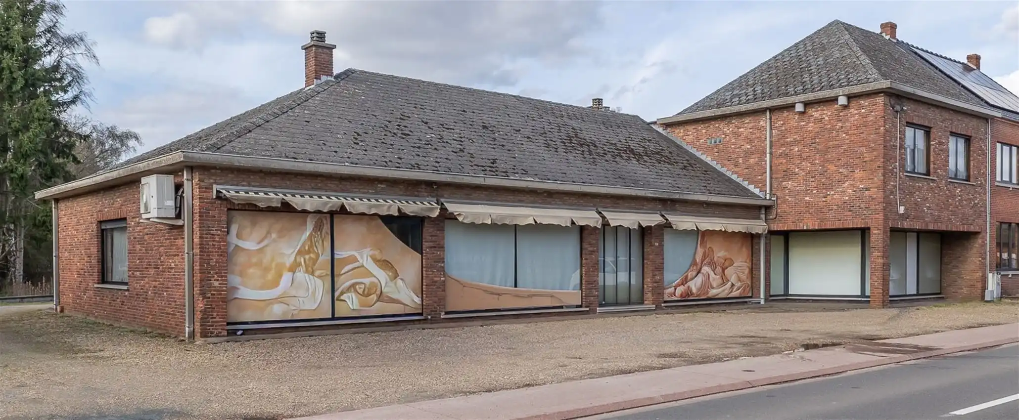 Handspand met ruime woonst en magazijn foto {{pictureIndex}}