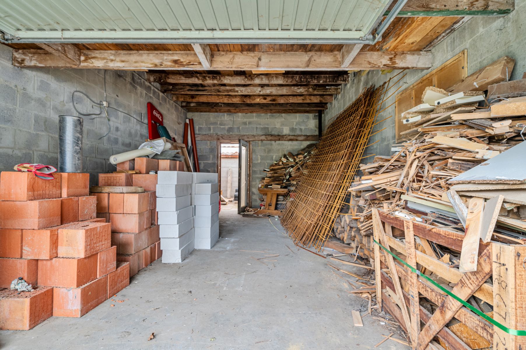 Verder te renoveren gezinswoning met garage foto 11