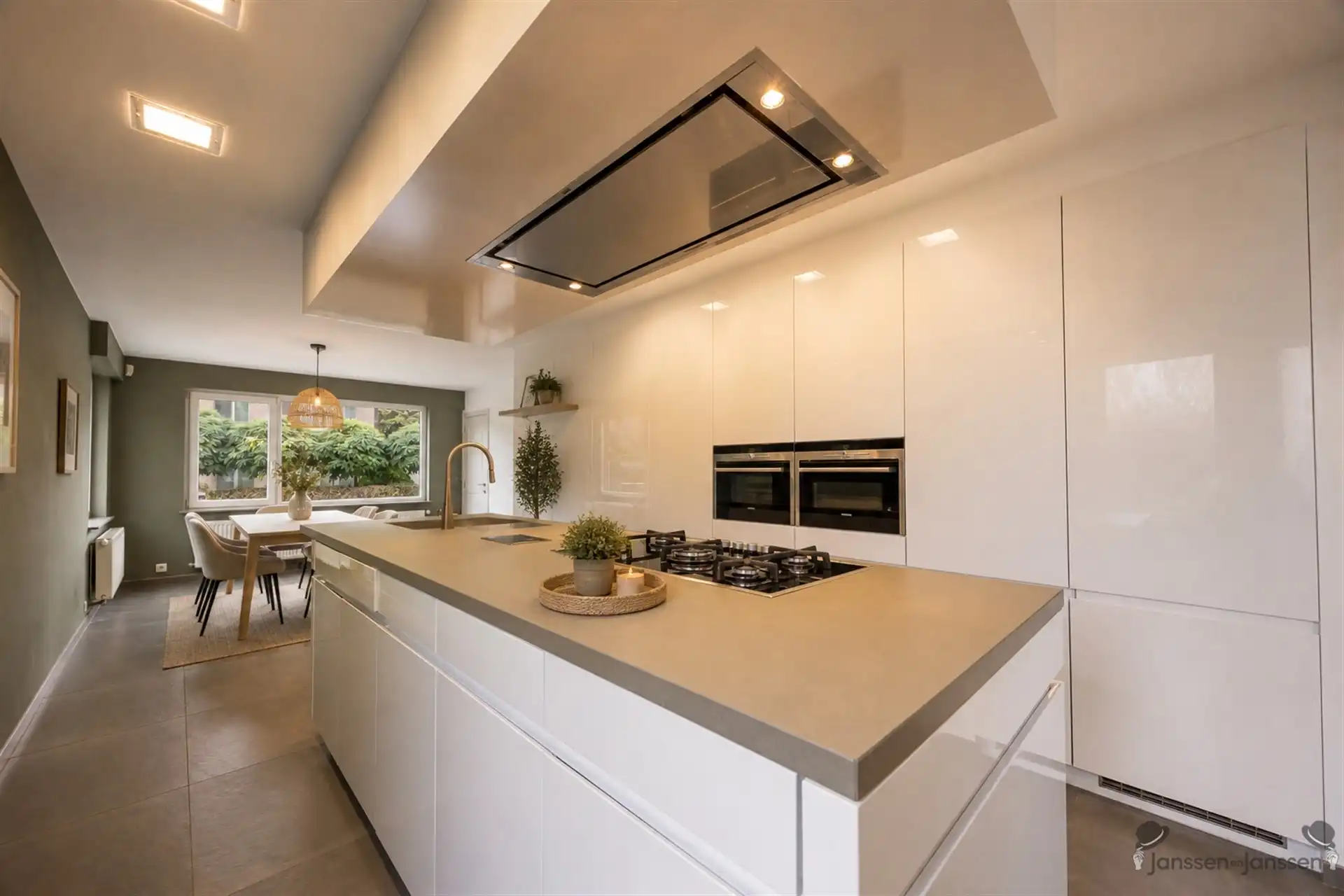 gerenoveerde woning met ruim magazijn  foto 5