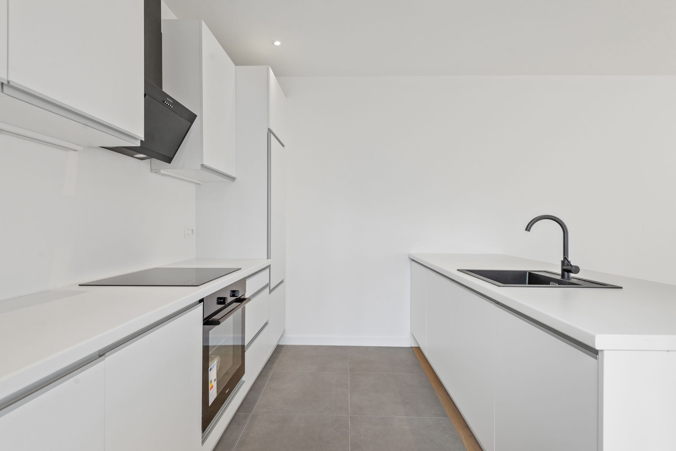 Gerenoveerd 1 slaapkamer appartement met terras te koop foto 2