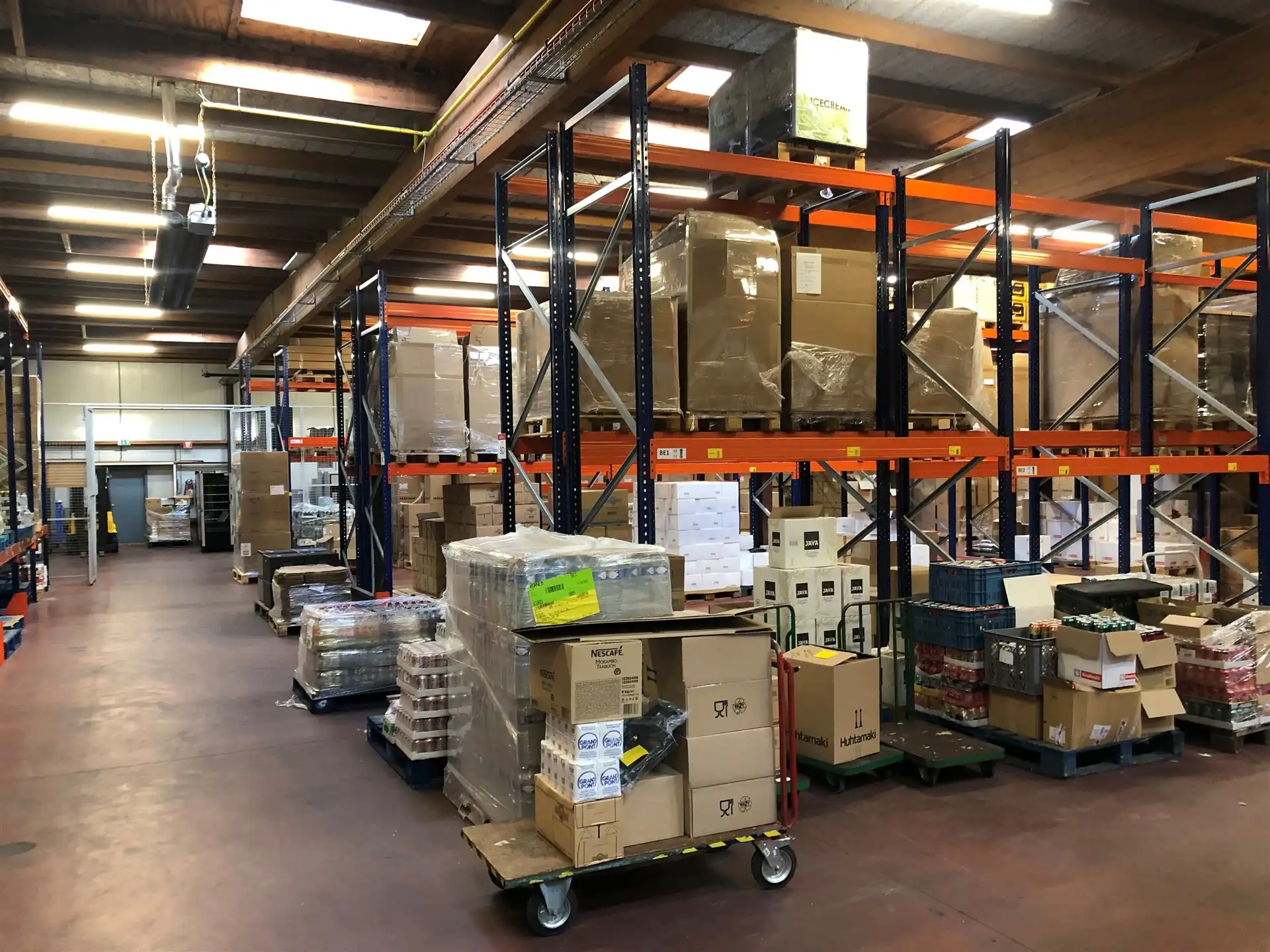 Bedrijfsgebouw met magazijnen, buitenopslag, kantoren en woonst foto 11