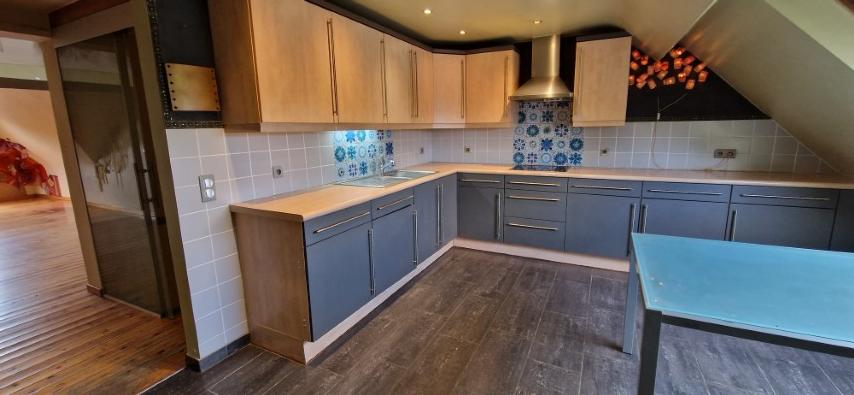 Ruime EENGEZINSWONING met grote leefruimten, 2 slaapkamers en mooi terras, woning met mogelijkheden, op 1 are 33 ca. foto 27
