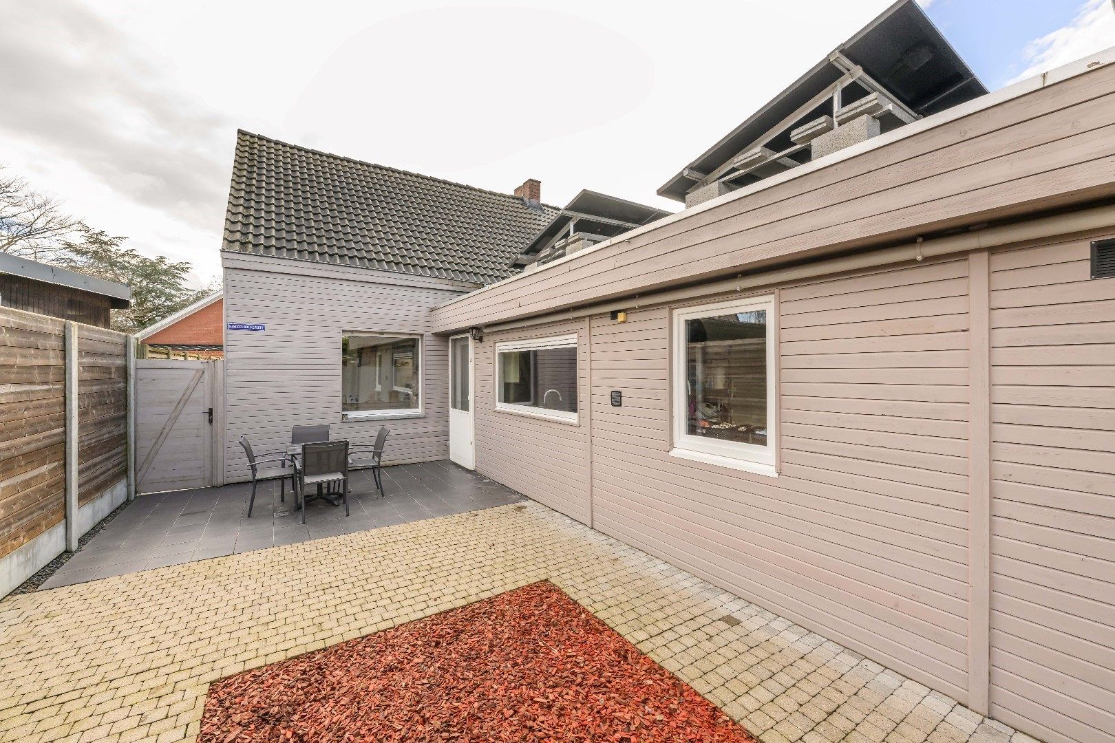 INSTAPKLARE ENERGIEZUINIGE WONING MET TUIN EN 3 SLPKS foto 3