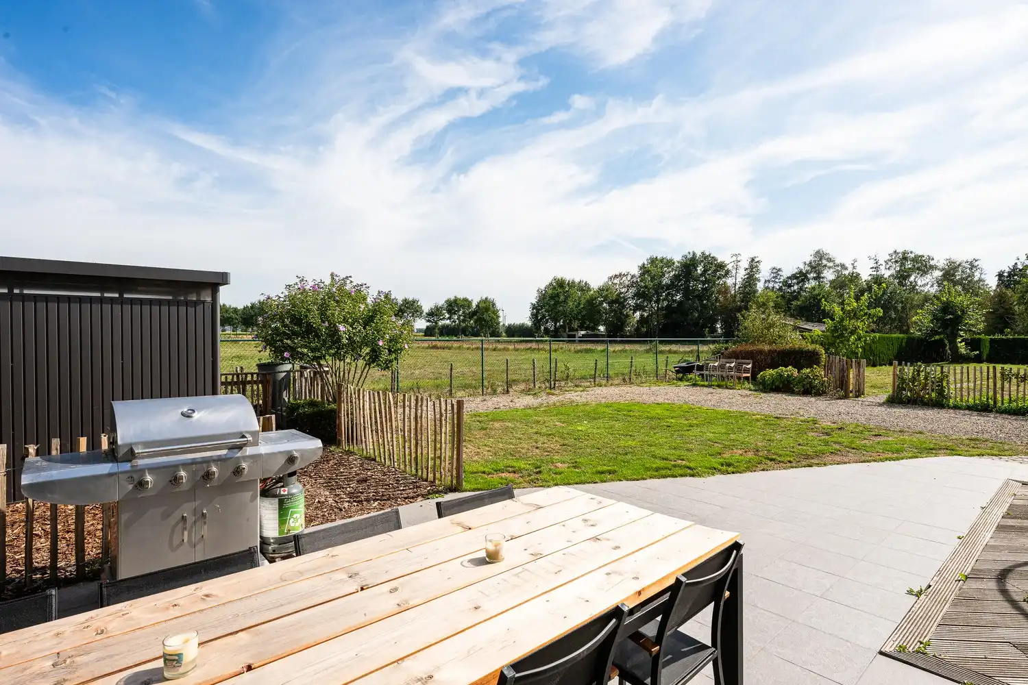 Halfopen woning met garage en ruime tuin foto 5