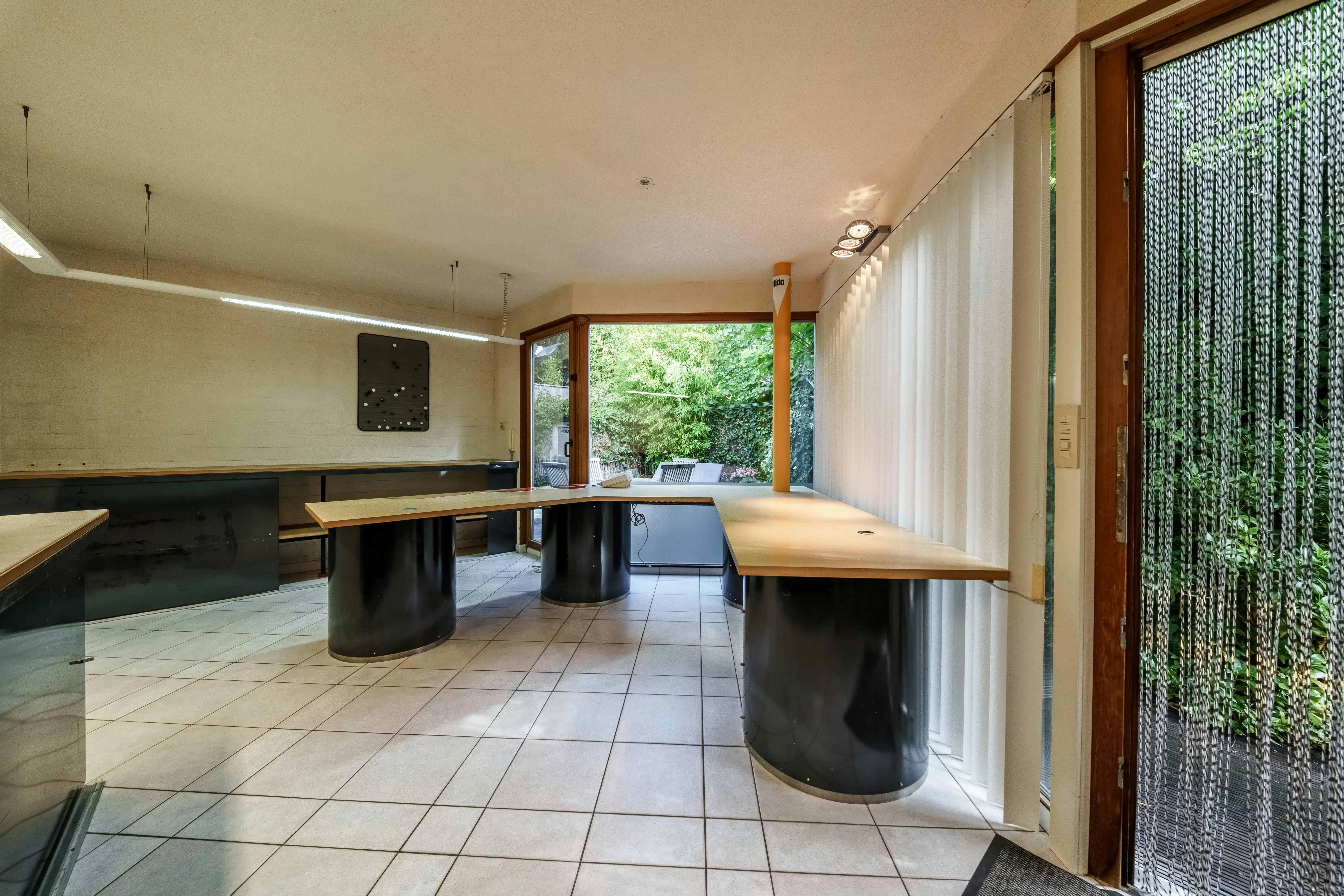 Uniek huis met bureel en zalige tuin nabij centrum Roeselare foto 28