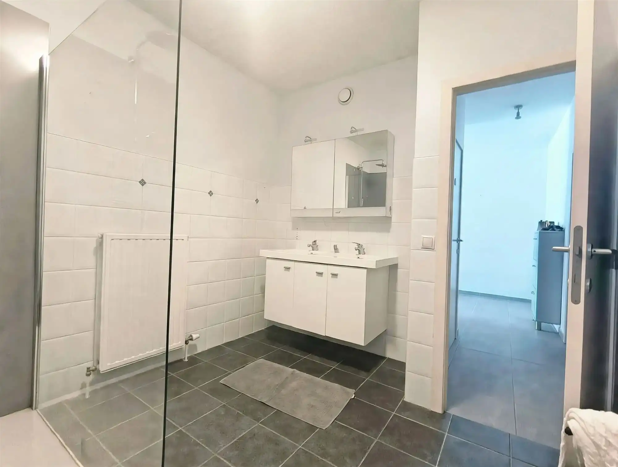 Wonen met klasse in dit appartement aan de waterkant. Met 2 slaapkamers, groot terras, autostaanplaats ondergronds. foto 7