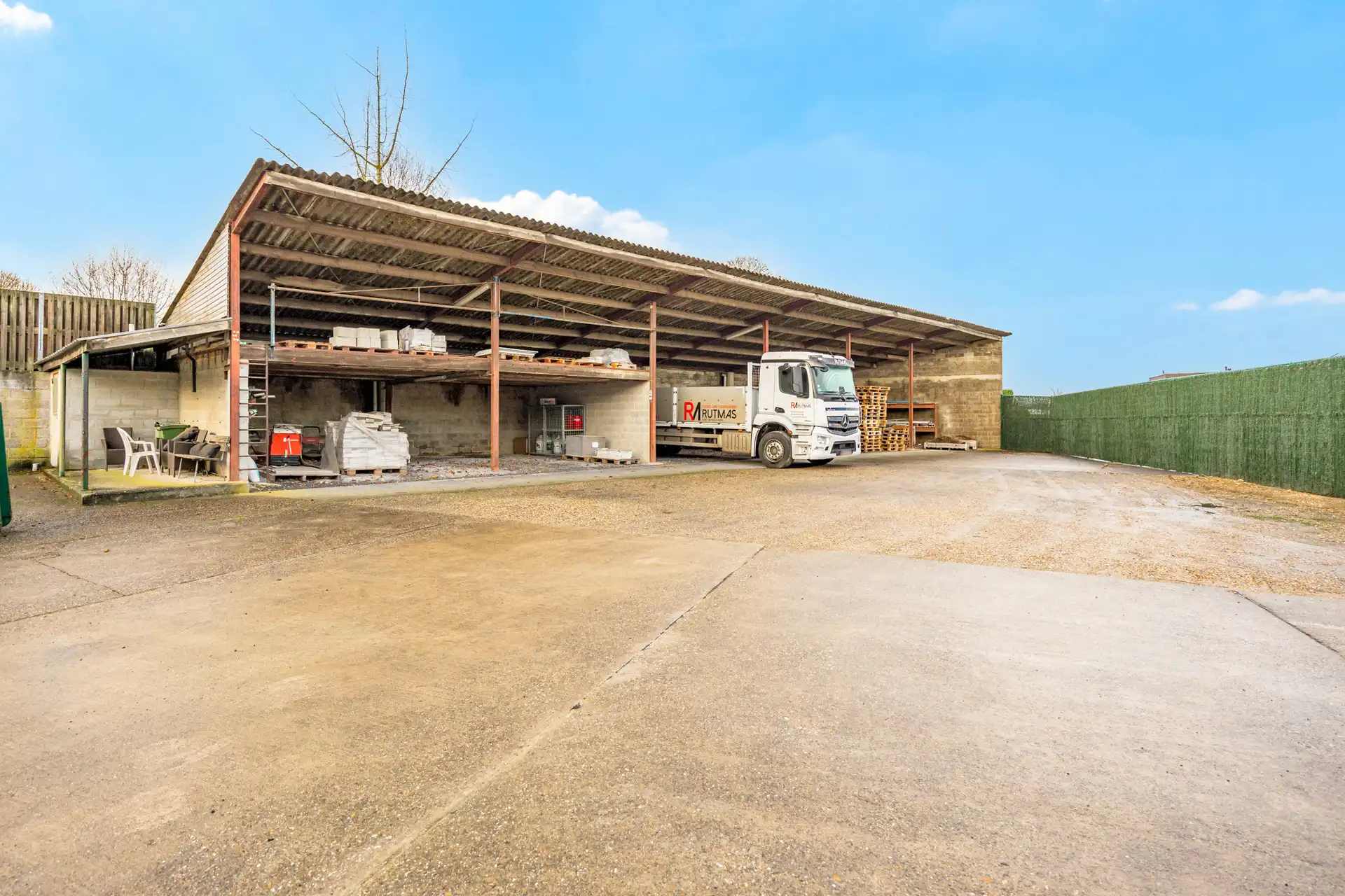 WERKPLAATS MET LOODS EN KANTOOR TE BILZEN. foto 13