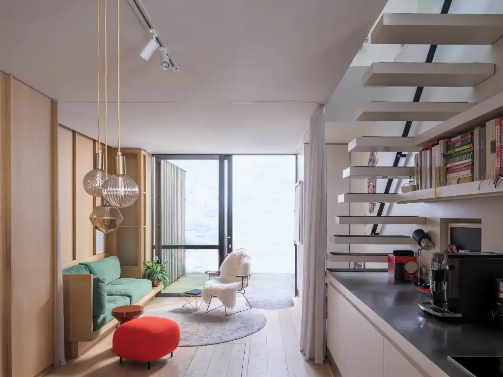 Hoofdfoto van de publicatie: Centrum Gent - Een architecturale hoekwoning met een exeptionele ruimtelijkheid, twee slaapkamers en twee buitenruimtes.