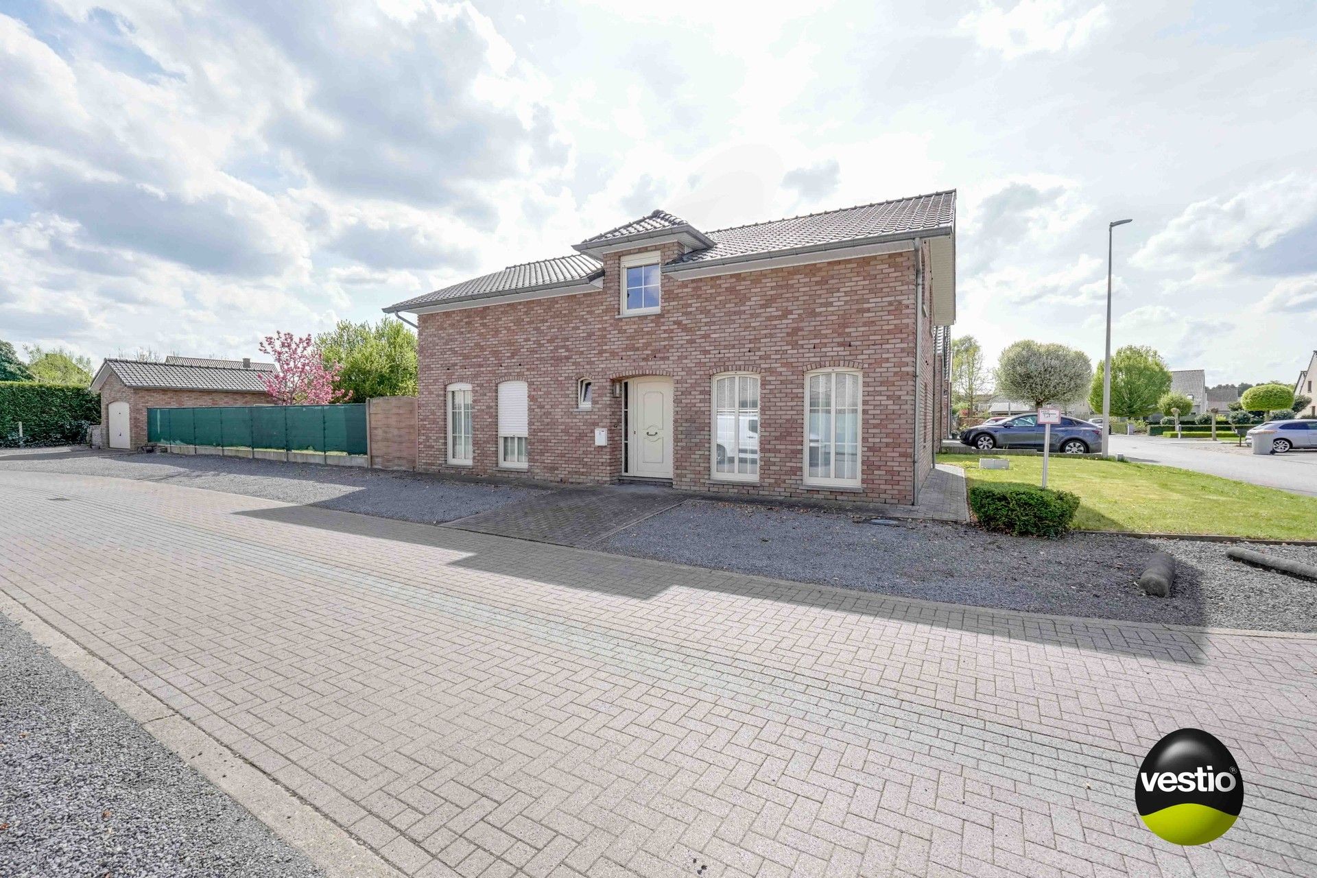 RUIME WONING OP RUSTIGE LOCATIE IN DOODLOPENDE STRAAT foto {{pictureIndex}}
