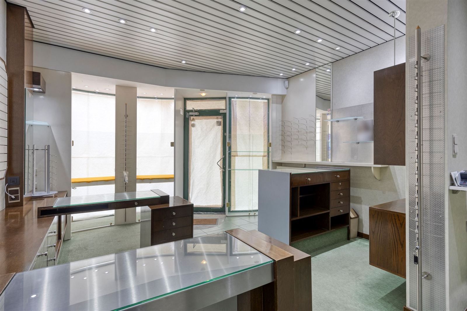 Opbrengsteigendom met handelsruimte en 3-kamer duplex appartement foto 6