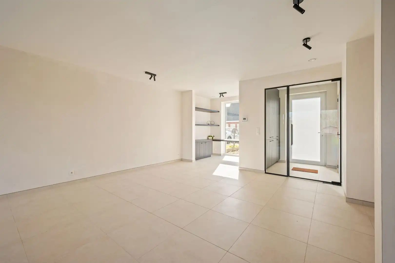 Kwalitatief afgewerkte lichtrijke en ruime nieuwbouw woning met grote tuin en 3 volwaardige slaapkamers foto 4