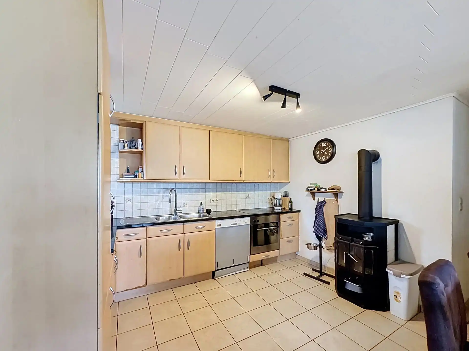 Ruime open bebouwing met 4 slaapkamers, garage en grote tuin. foto 11