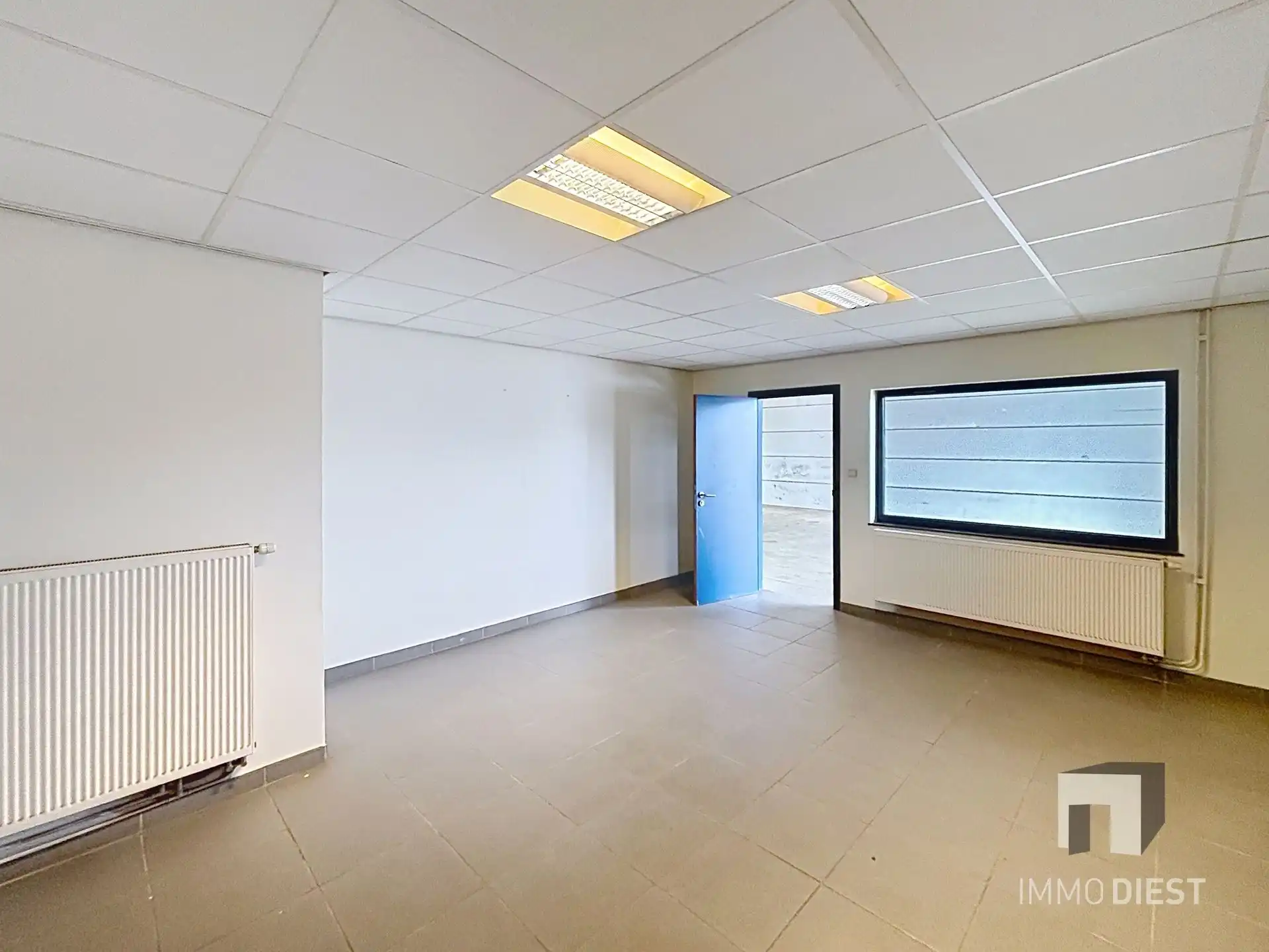 Magazijn, werkhuis met kantoorruimte en parking foto 7
