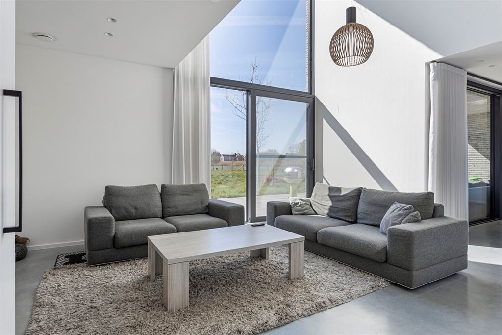 Hypermoderne villa op een echte toplocatie foto 6