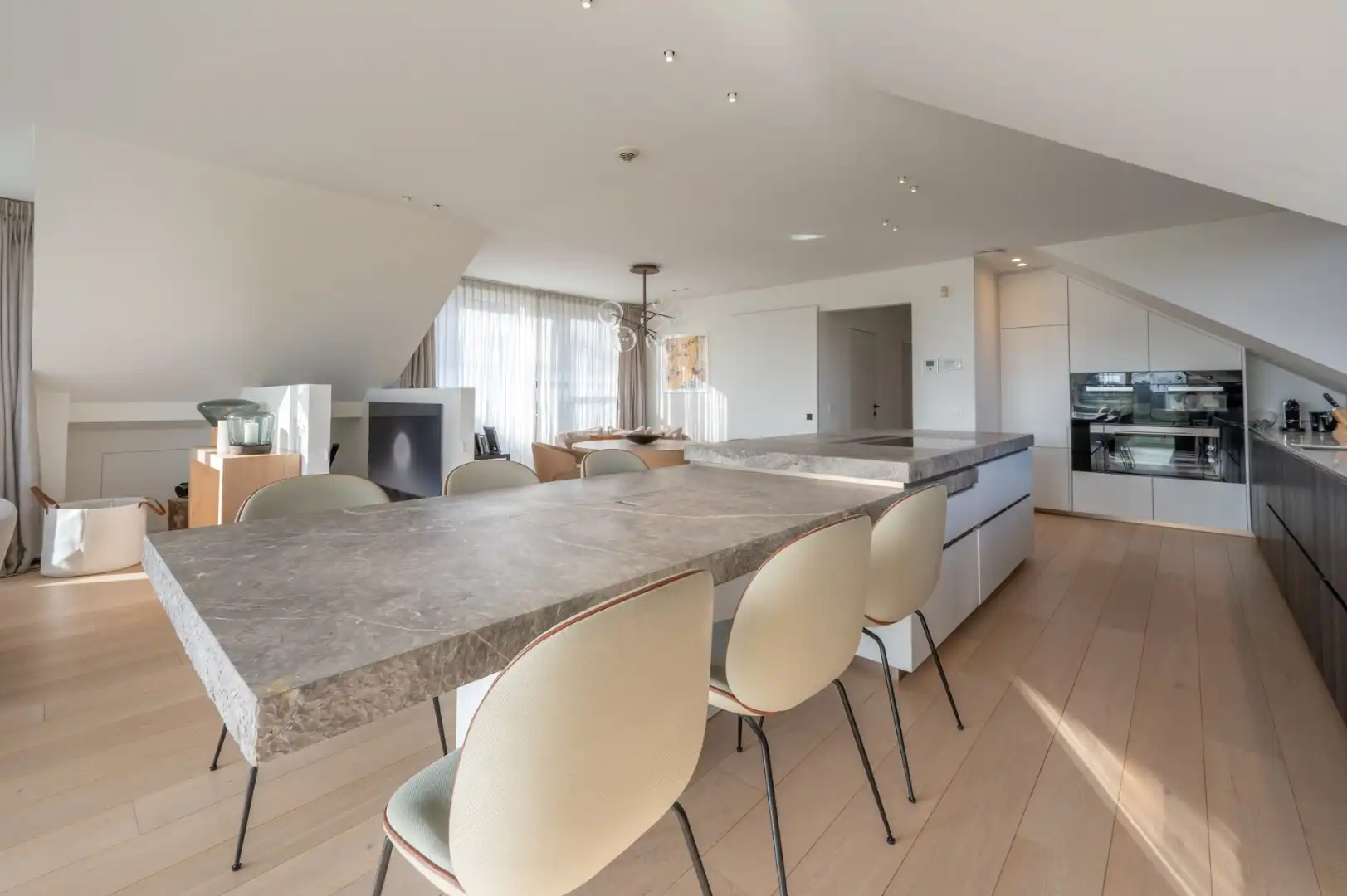 Lichtrijke bel-etage woning nabij van het Oosthoekplein in Het Zoute foto 7