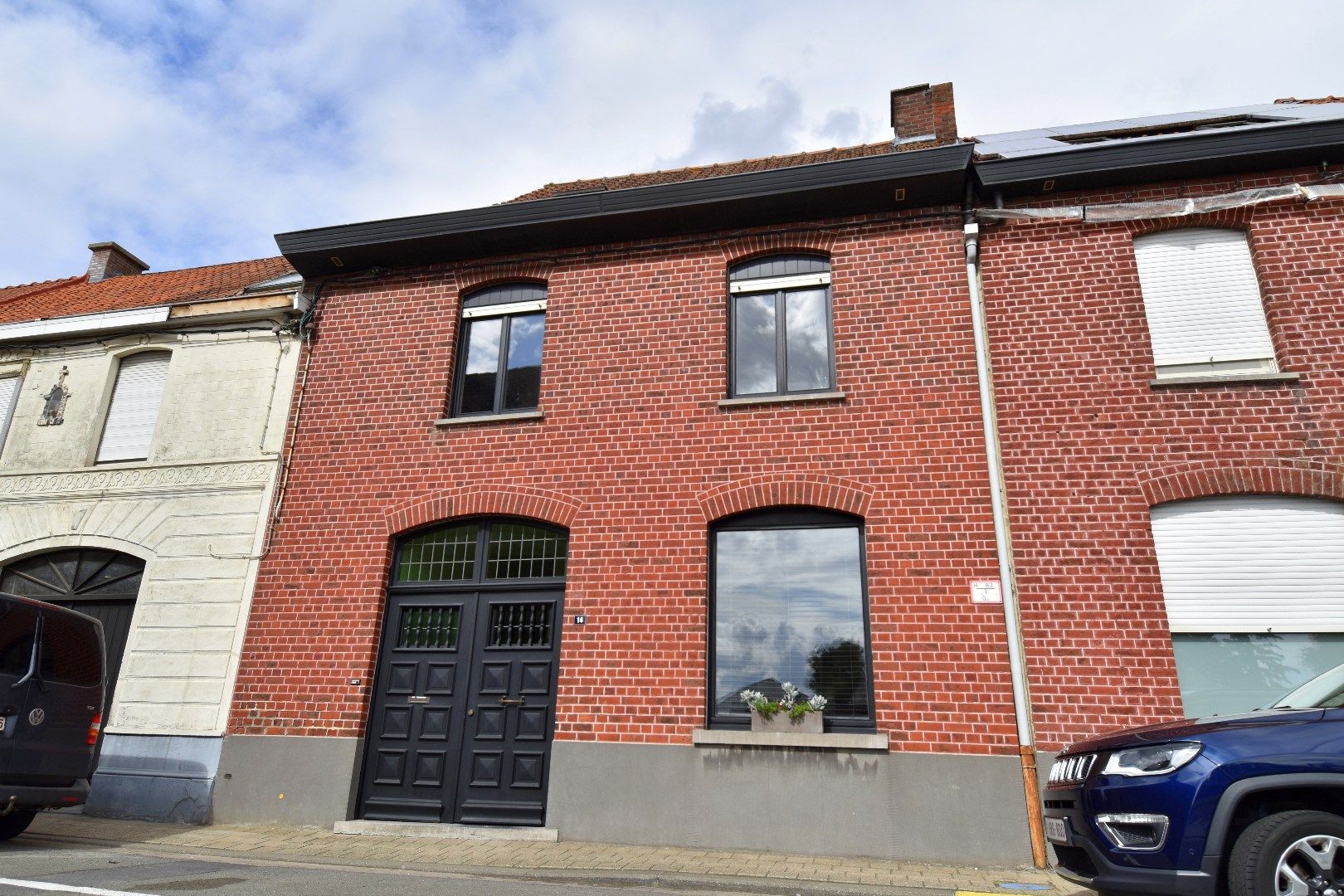 Instapklare gezinswoning met 3 slaapkamers, polyvalente ruimte, zalige tuin, ... te koop in Gullegem foto {{pictureIndex}}