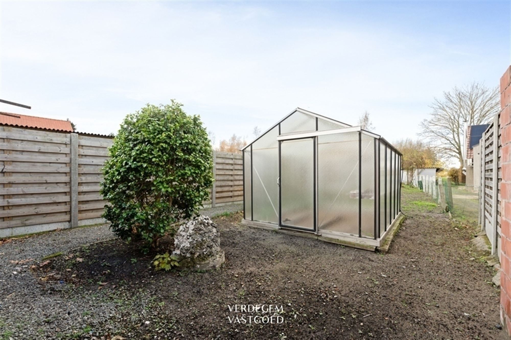 Halfopen woning met 2 slaapkamers, tuin en oprit naar achterliggende garage foto 15