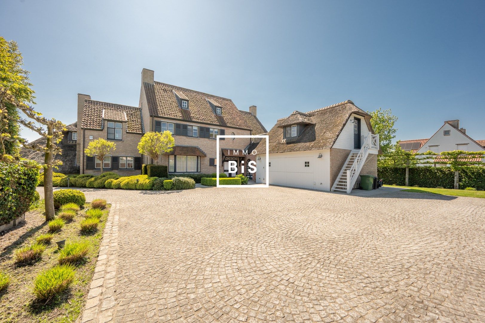 Rustig gelegen villa met binnenzwembad in een exclusieve residentiële buurt foto {{pictureIndex}}