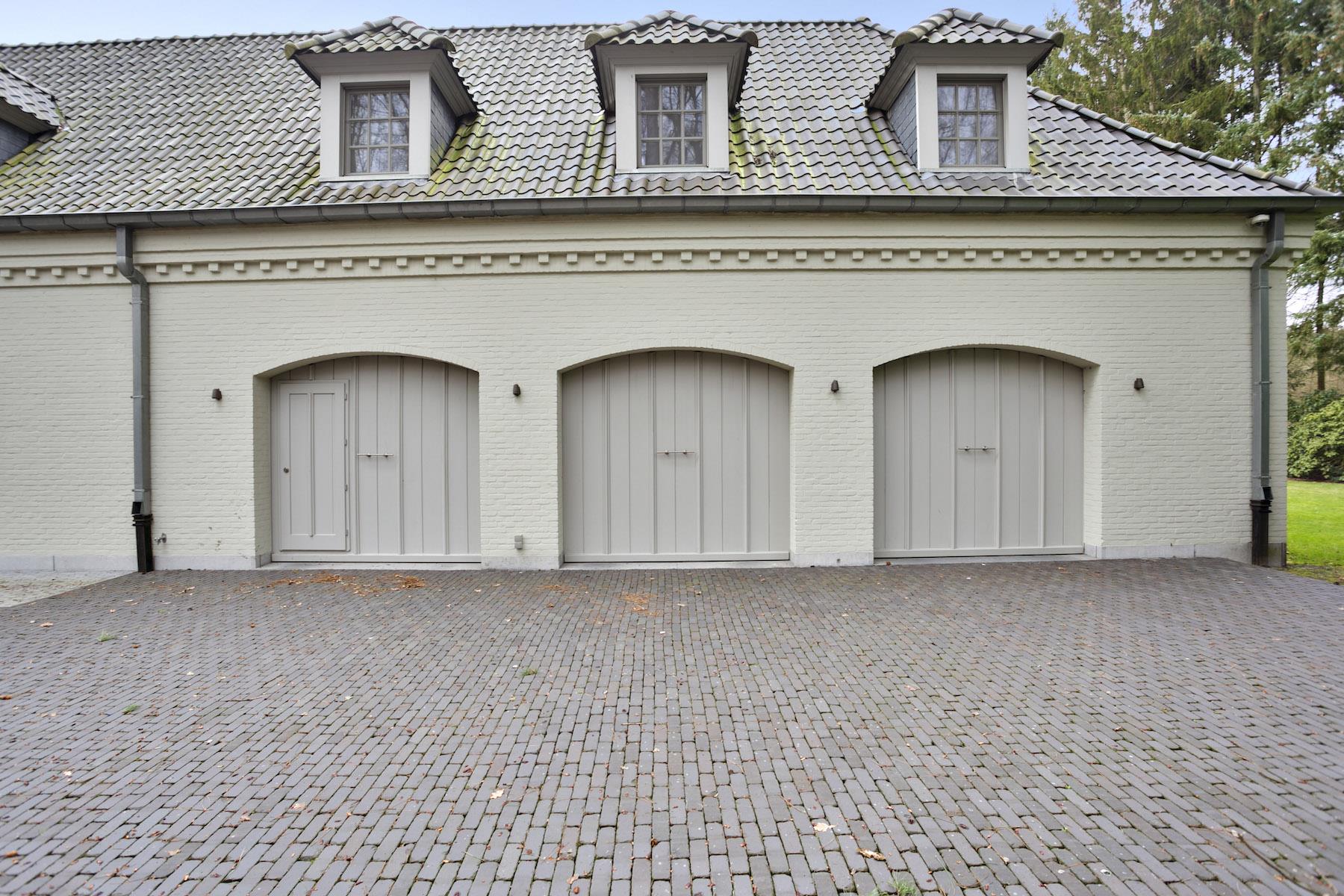 BRASSCHAAT - Ruime luxueuze villa met 5 slaapkamers en 4 badkamers op domein van 1,3 ha. foto 31