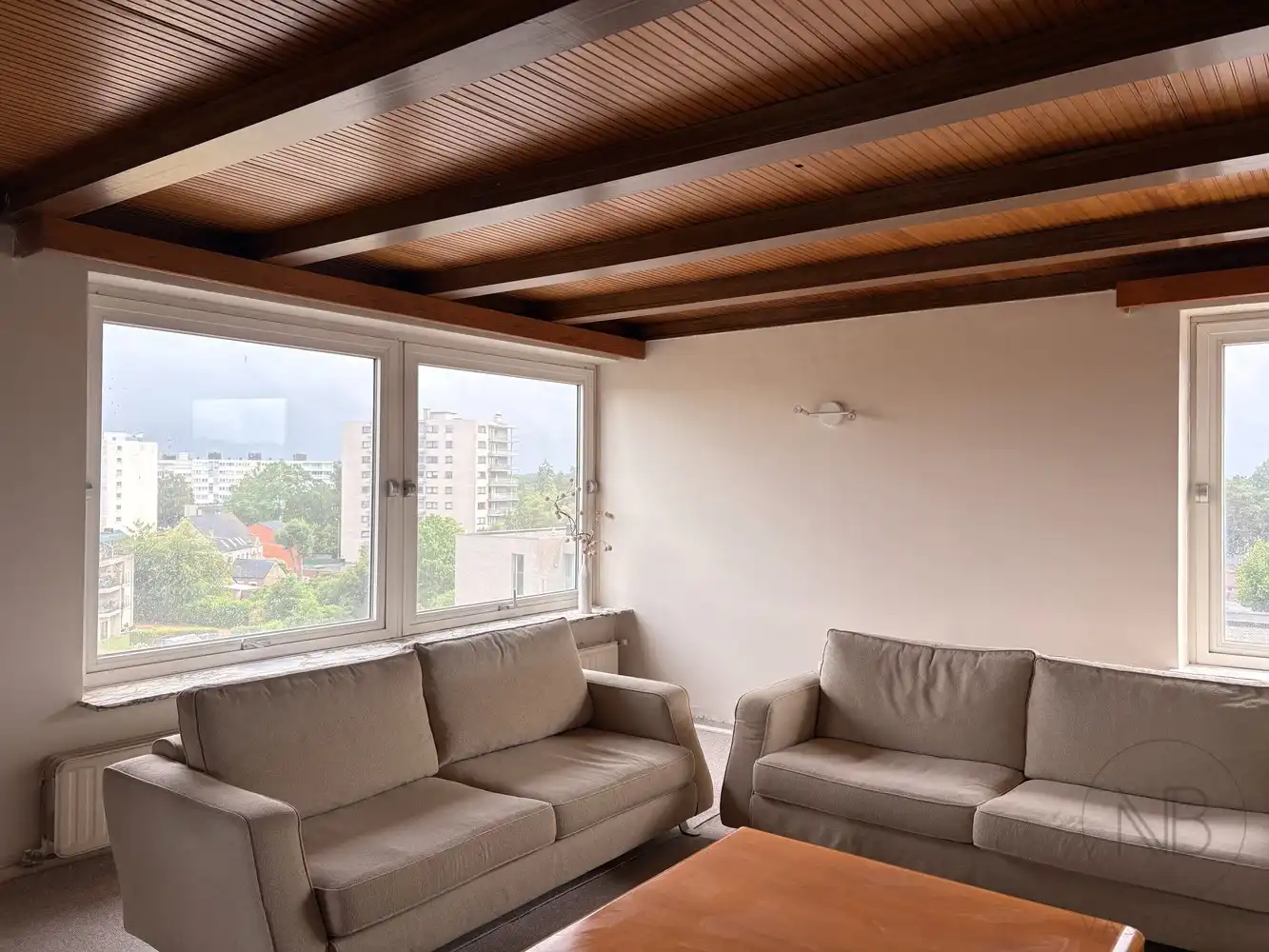 Stijlvol gerenoveerd en bemeubeld appartement met panoramisch uitzicht in hartje Genk foto 2