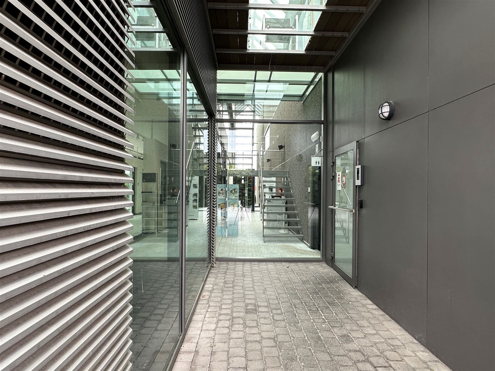 Kantoor/handelspand op toplocatie te Ninove! foto {{pictureIndex}}