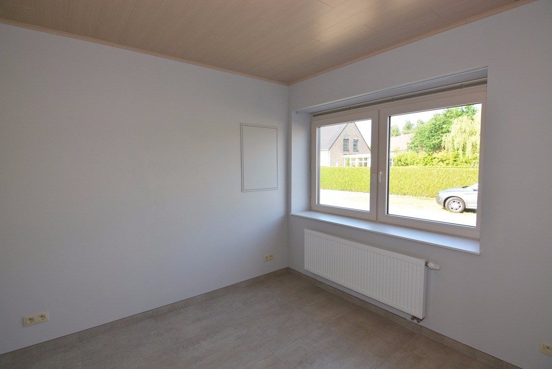 Moderne halfvrijstaande woning met 3 slpk en garage. foto 9