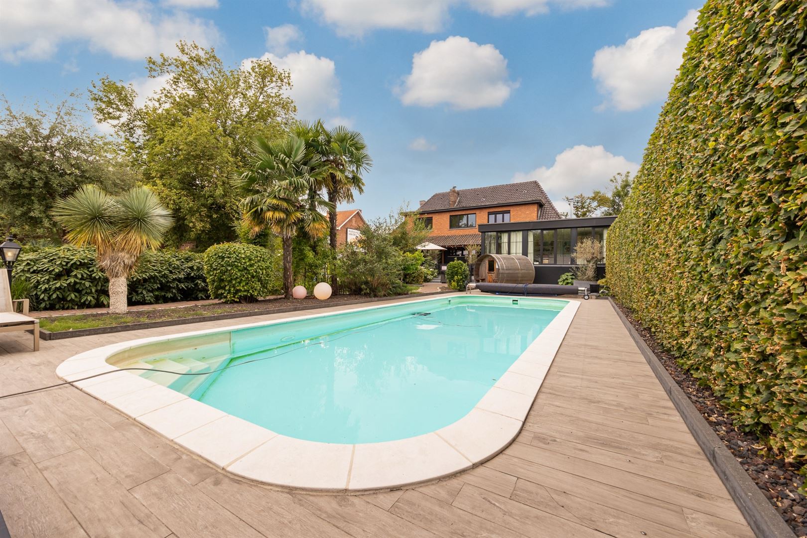 Een luxueus ingerichte woning met 5 slaapkamers en zwembad. foto {{pictureIndex}}