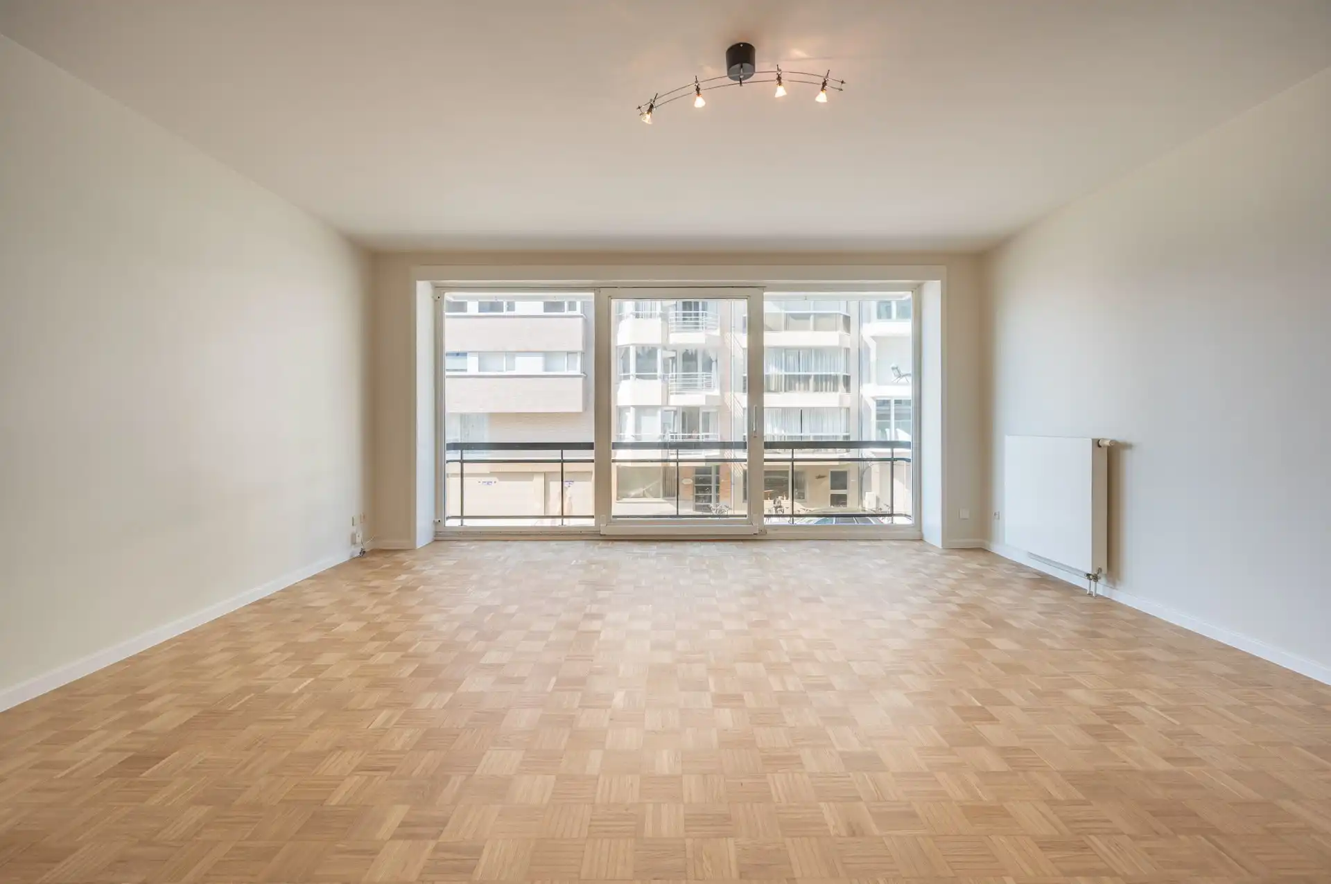 Ongemeubeld: appartement met 2 slaapkamers in een zijstraat van de Zeedijk! foto 2