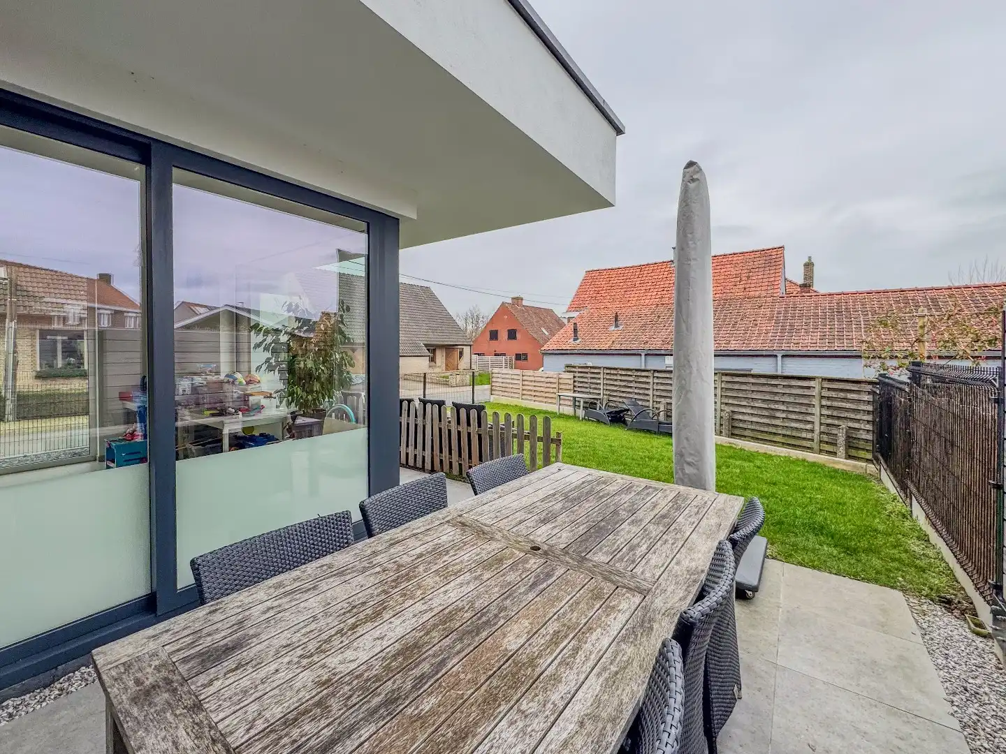 Nieuwbouwwoning met 3 ruime slaapkamers en tuin. foto 4