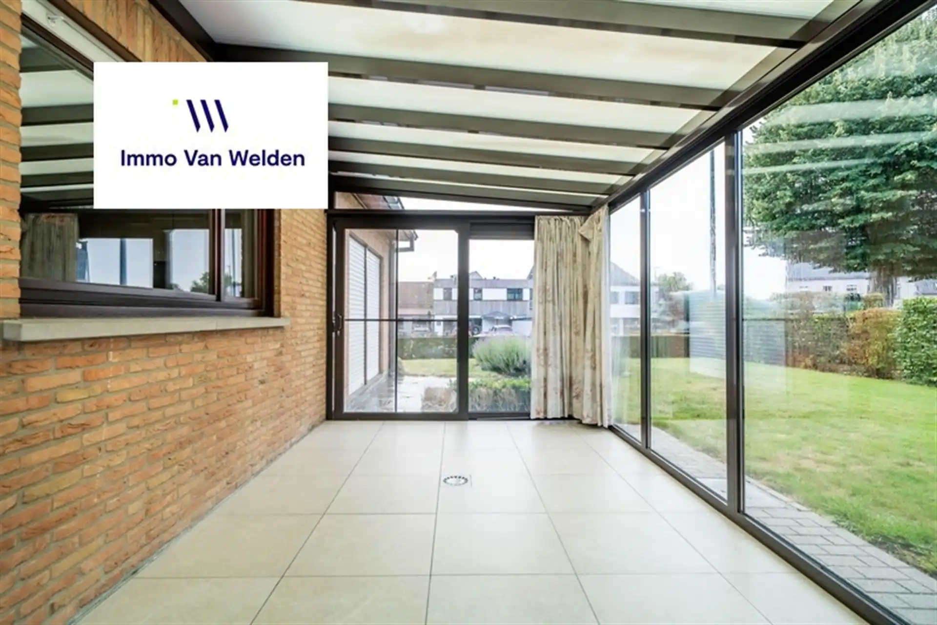 Vrijstaande woning met garage, veranda  en tuin foto 22