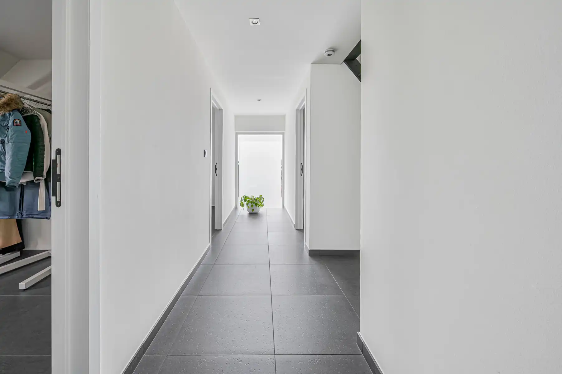 ruime woning met 7 slaapkamers, garage en prachtige tuin foto 14