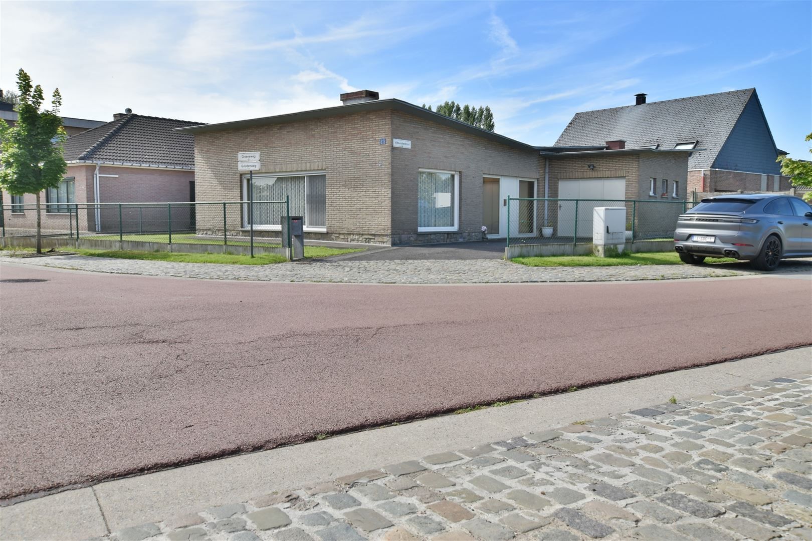 Gezellige bungalow met garage, tuin en oprit te Grembergen bij Dendermonde. foto 1